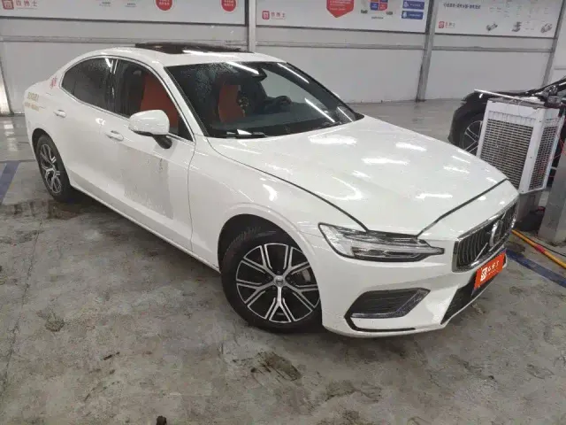 Volvo S60 — Фото автомобиля 3
