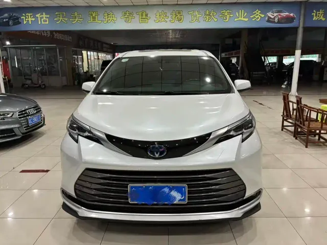 Toyota Sienna — Фото автомобиля 2
