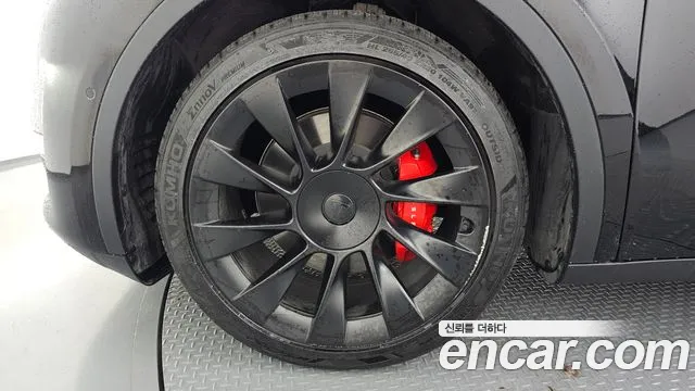 Tesla Model Y — Фото автомобиля 5