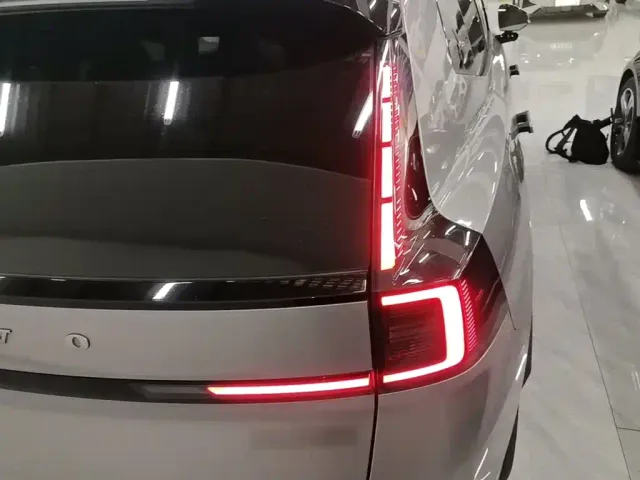 Volvo XC70 Plug-in Hybrid — Фото автомобиля 7