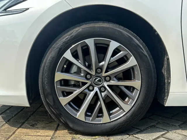 Lexus ES — Фото автомобиля 20