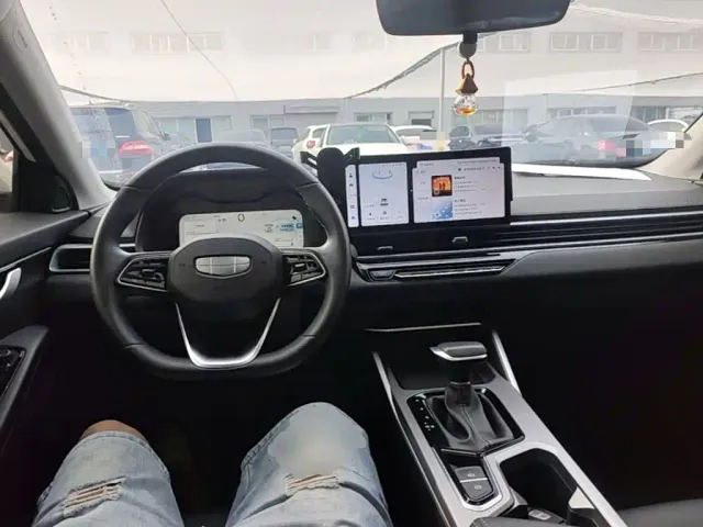 Geely Emgrand — Фото автомобиля 9