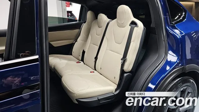 Tesla Model X — Фото автомобиля 11