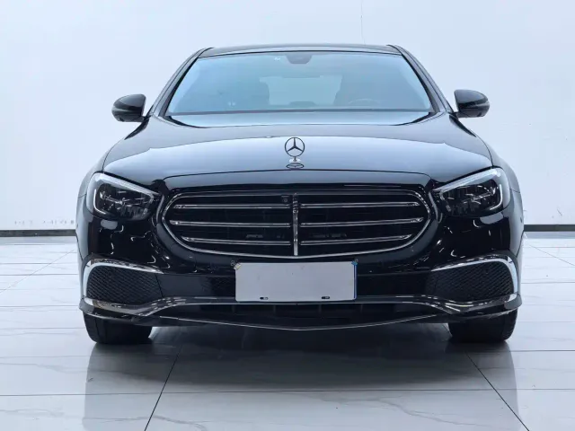Mercedes-Benz E-Class — Фото автомобиля 2