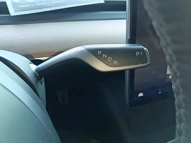 Tesla Model 3 — Фото автомобиля 13