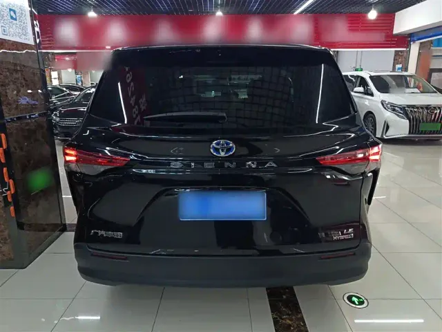 Toyota Sienna — Фото автомобиля 5
