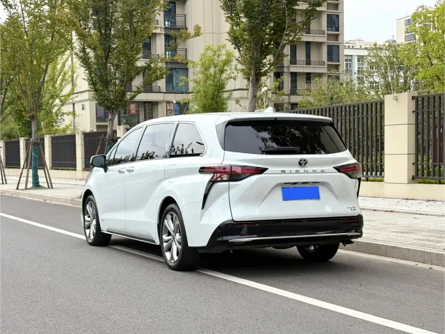 Toyota Sienna — Фото автомобиля 4