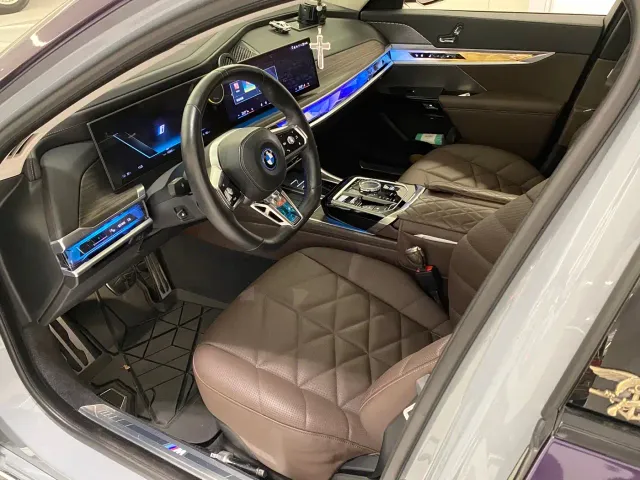BMW i7 — Фото автомобиля 8