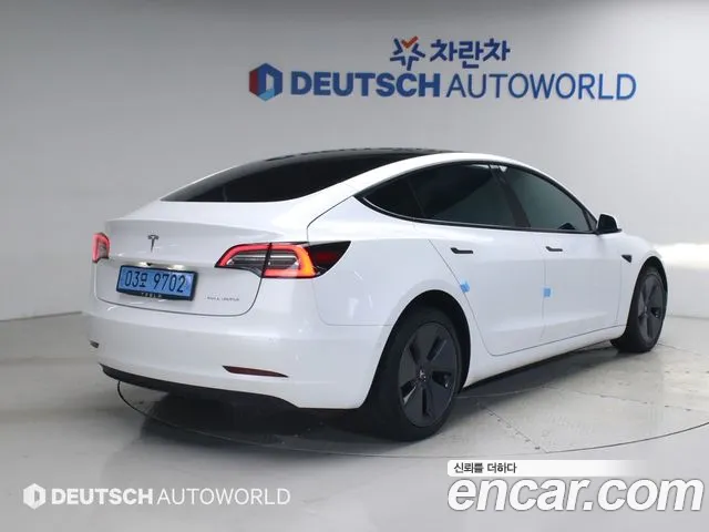 Tesla Model 3 — Фото автомобиля 2