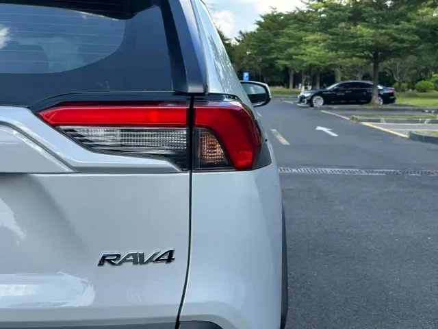 Toyota RAV4 — Фото автомобиля 15