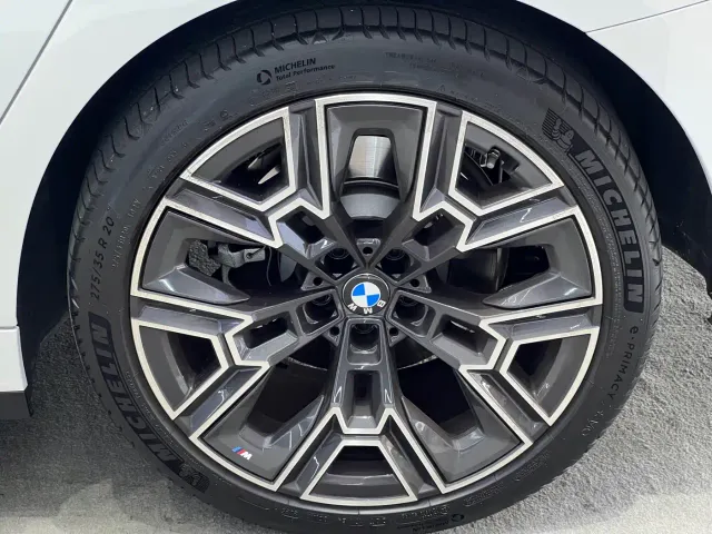 BMW 5 Series — Фото автомобиля 19