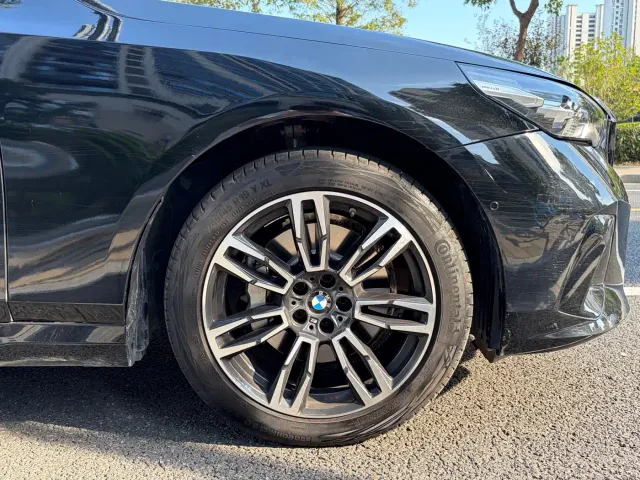 BMW 5 Series — Фото автомобиля 11