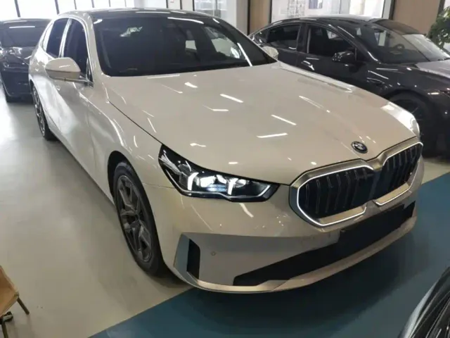 BMW i5 — Фото автомобиля 3