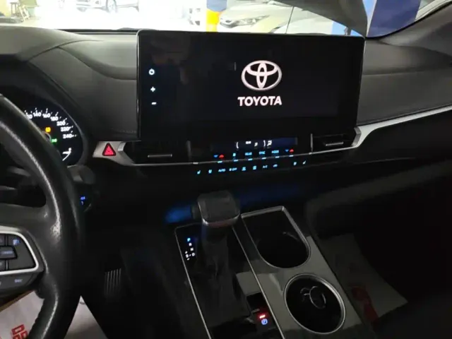 Toyota Sienna — Фото автомобиля 12