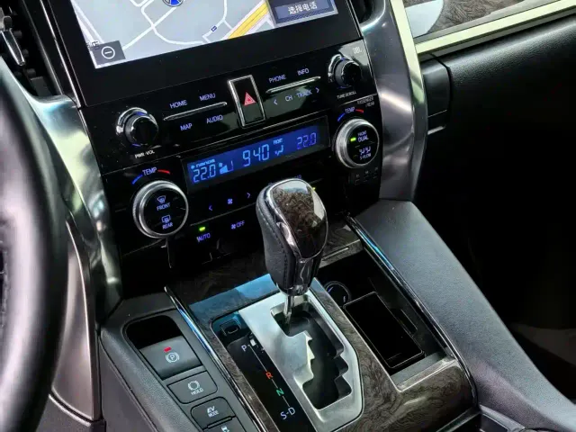 Toyota Alphard — Фото автомобиля 11