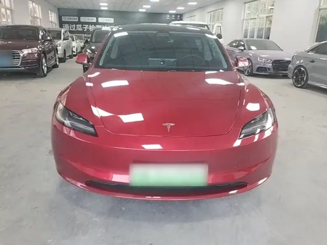 Tesla Model 3 — Фото автомобиля 2