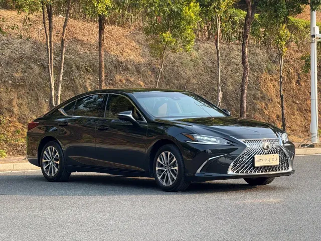 Lexus ES — Фото автомобиля 3