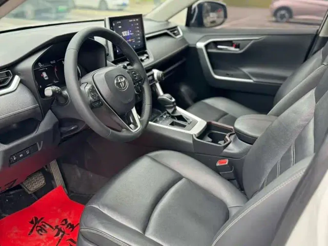 Toyota RAV4 — Фото автомобиля 4
