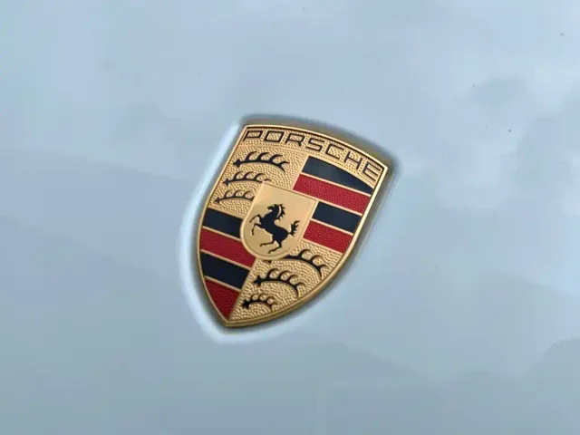 Porsche Taycan — Фото автомобиля 14