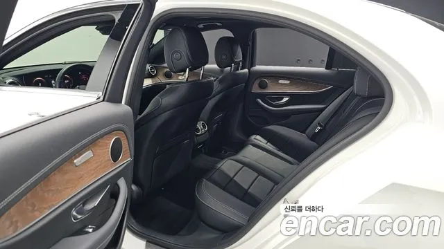 Mercedes-Benz E-Class — Фото автомобиля 11