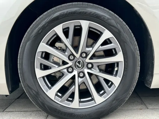 Lexus ES — Фото автомобиля 21