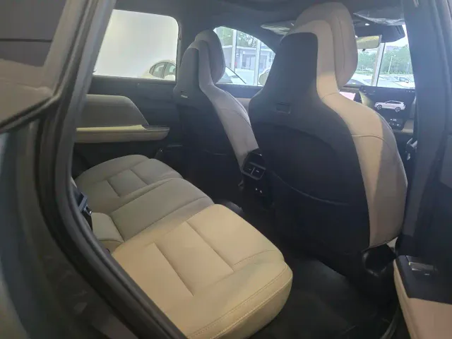 Volvo XC70 Plug-in Hybrid — Фото автомобиля 9