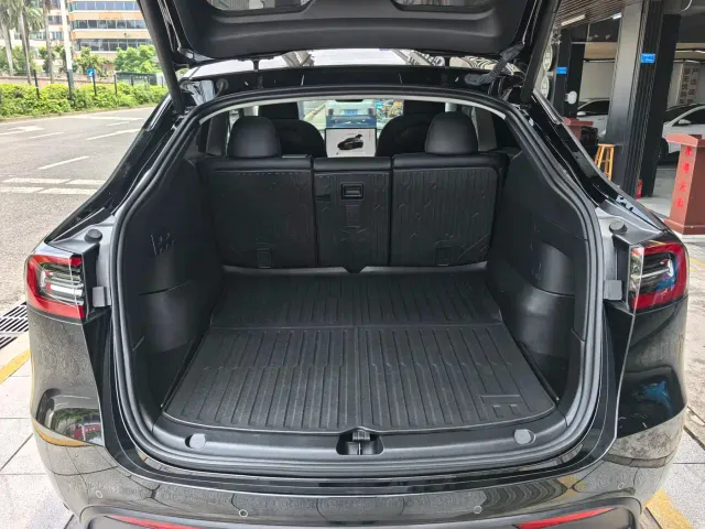 Tesla Model Y — Фото автомобиля 12