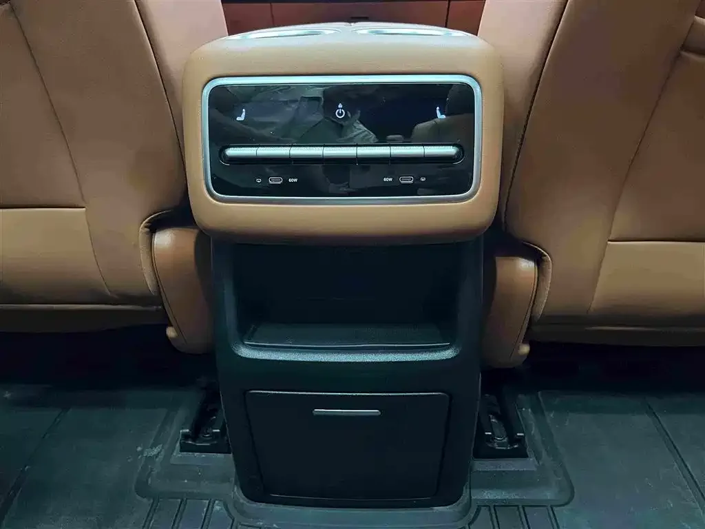 Li Auto Li L8 2023 Pro — Фото автомобиля 10