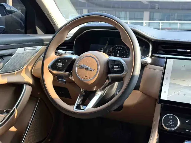 Jaguar XFL — Фото автомобиля 4