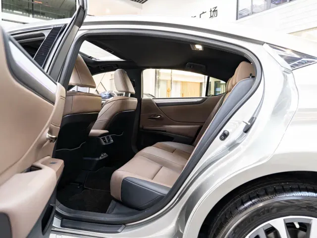 Lexus ES — Фото автомобиля 10