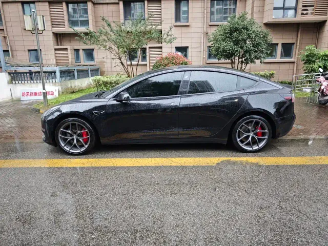 Tesla Model 3 — Фото автомобиля 4