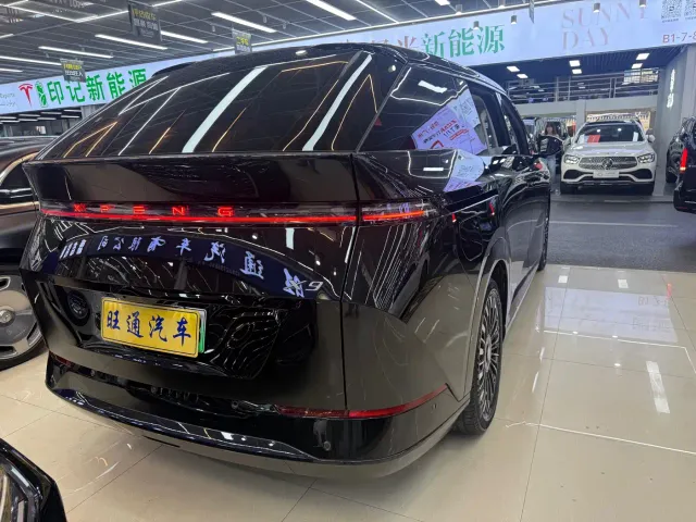Xpeng X9 — Фото автомобиля 4