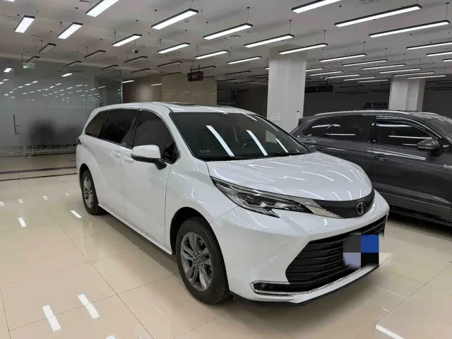 Toyota Sienna — Фото автомобиля 3