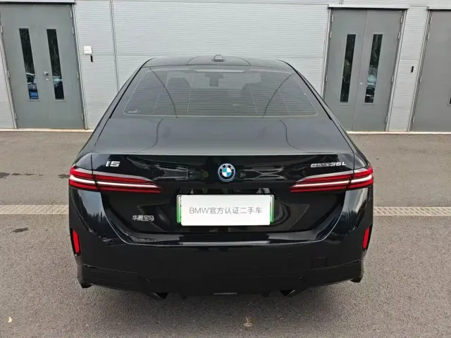 BMW i5 — Фото автомобиля 3