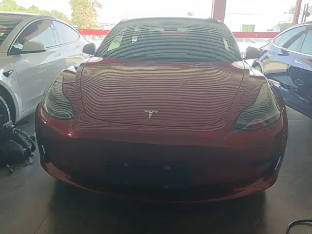 Tesla Model 3 — Фото автомобиля 2