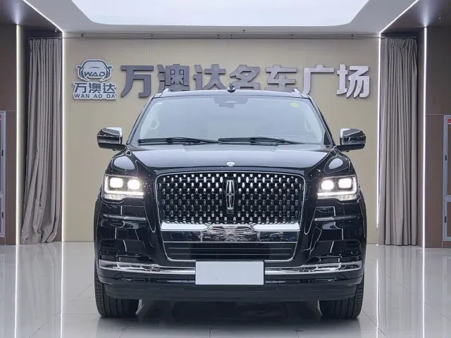 Lincoln Navigator — Фото автомобиля 2