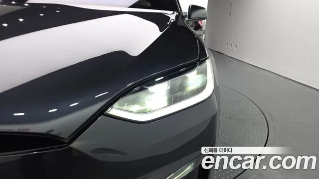 Tesla Model X — Фото автомобиля 7