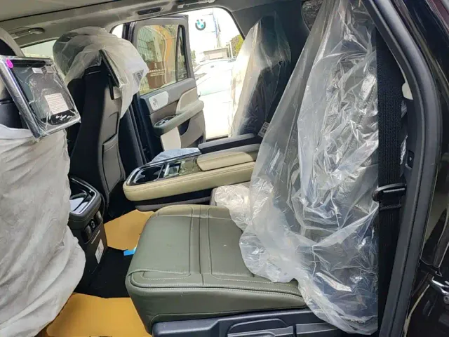Lincoln Navigator — Фото автомобиля 16