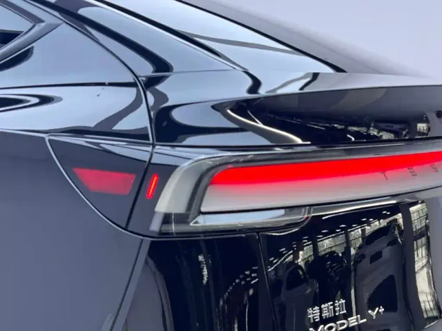 Tesla Model Y — Фото автомобиля 10