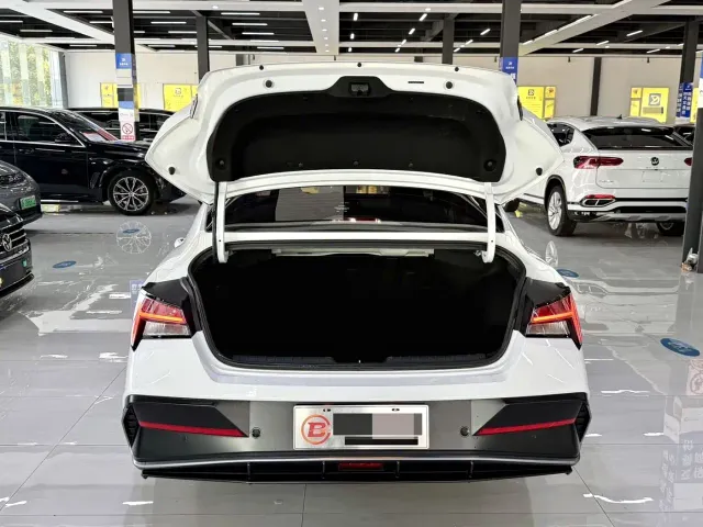 Hyundai Elantra — Фото автомобиля 9