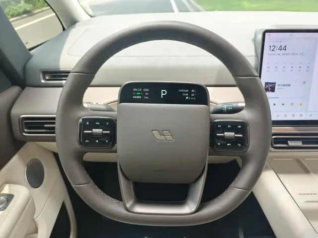 Li Auto MEGA — Фото автомобиля 13