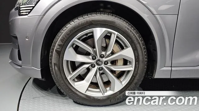 Audi e-tron — Фото автомобиля 4
