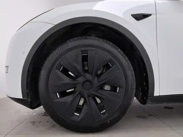 Tesla Model Y — Фото автомобиля 17