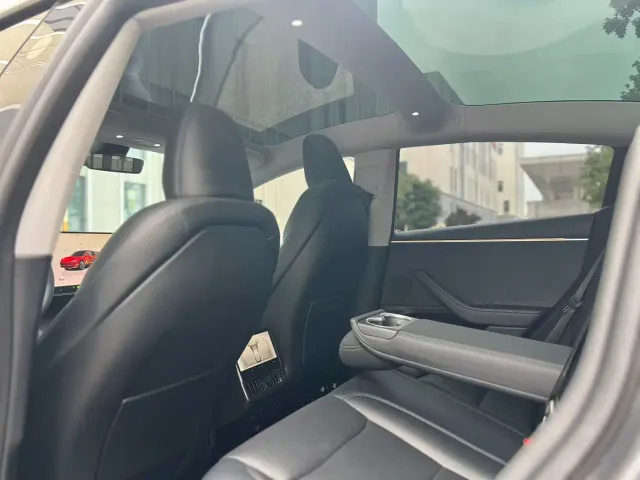 Tesla Model 3 — Фото автомобиля 5