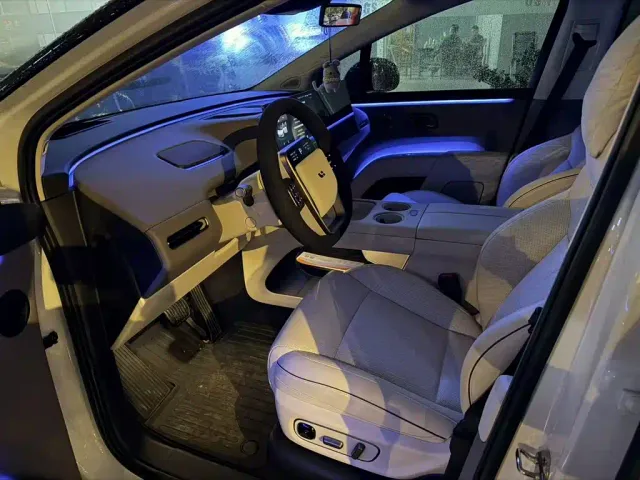 Li Auto i8 — Фото автомобиля 3