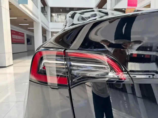 Tesla Model Y — Фото автомобиля 23