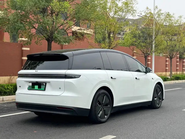 Li Auto i8 — Фото автомобиля 9