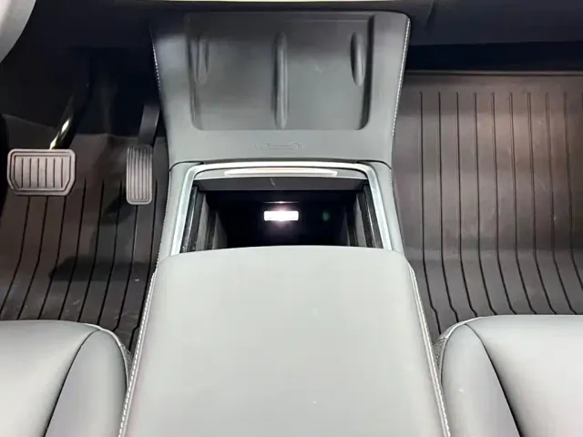 Tesla Model Y — Фото автомобиля 11