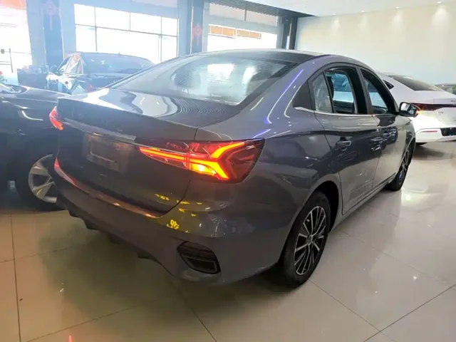 Roewe i5 — Фото автомобиля 6