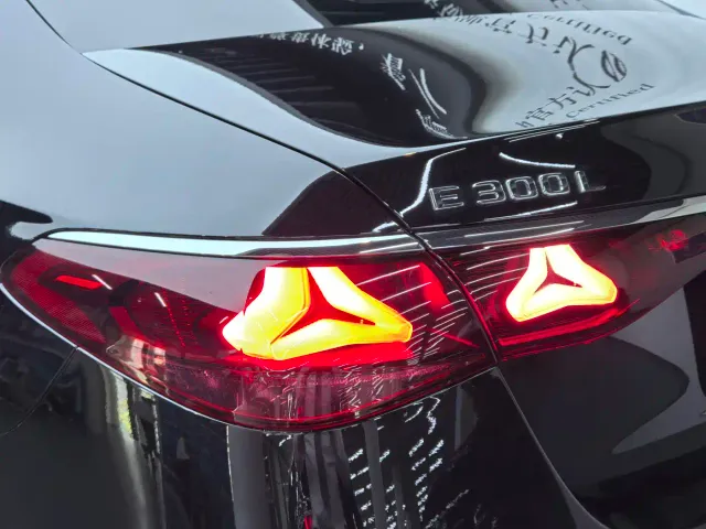 Mercedes-Benz E-Class — Фото автомобиля 17